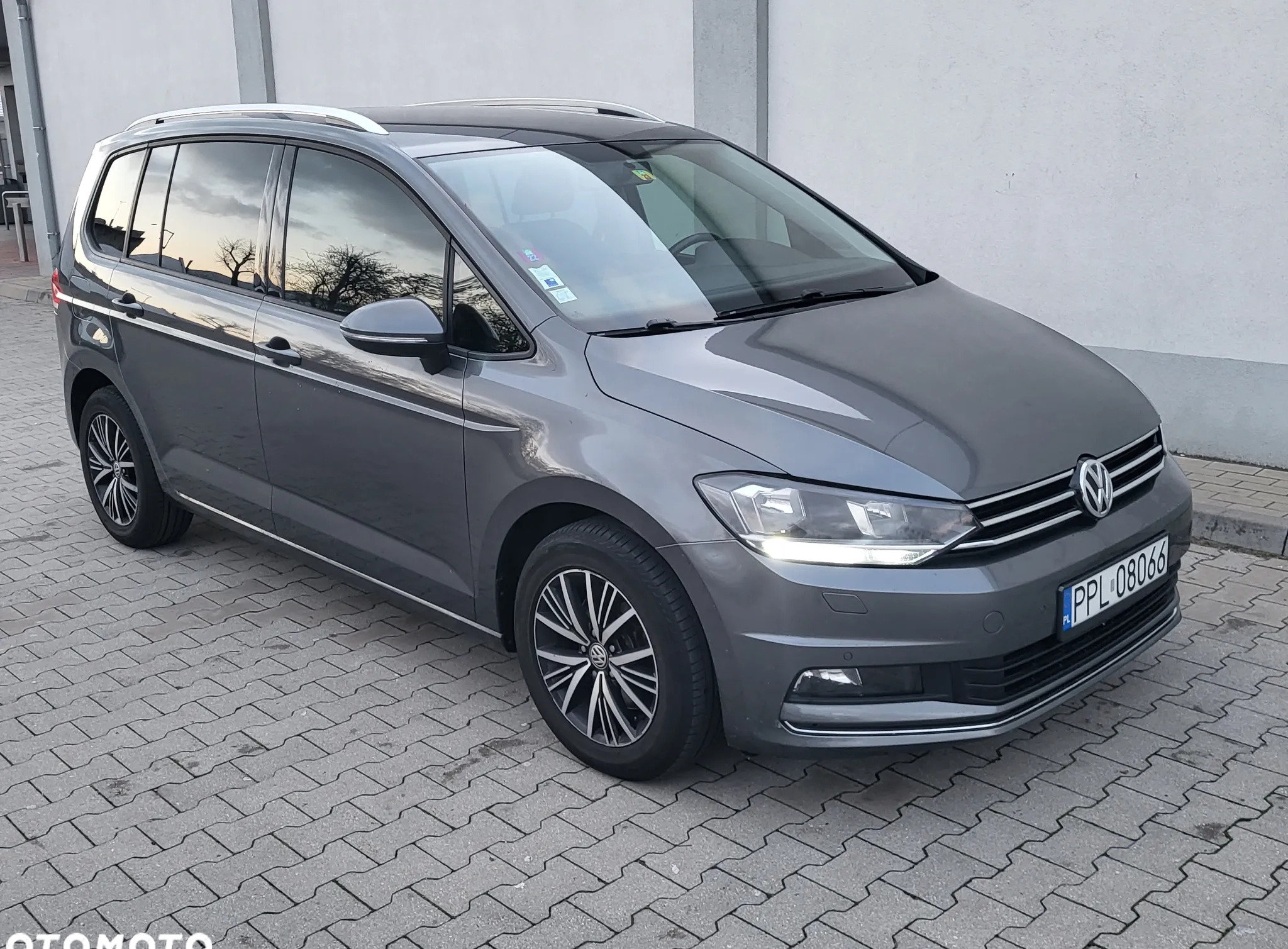 Volkswagen Touran cena 59000 przebieg: 82752, rok produkcji 2018 z Pleszew małe 92